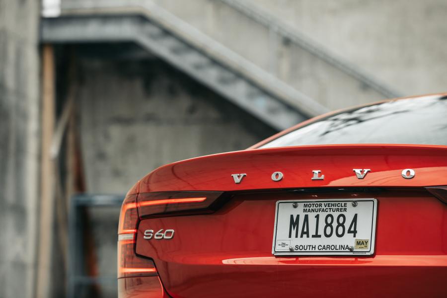 Детали экстерьера Volvo S60 T6 R-Design 2018 года  (NA) (фото 27 из 40)
